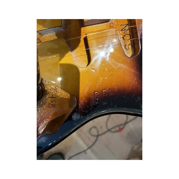 (BRUGT) Fender Custom Shop Custom Deluxe Strat NOS 3-Tone Sunburst